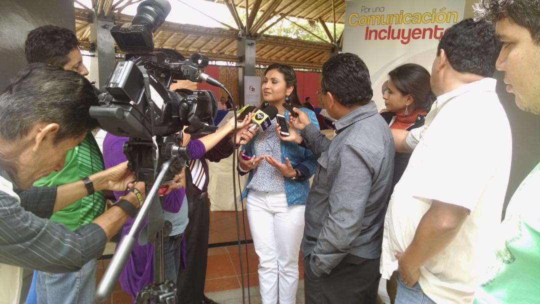 SupercomZona8's tweet photo. Intendenta @jeoconda_loor ofrece entrevista a medios de comunicación de #SantaElena @SuperComEc http://t.co/8J17c7Zc2B