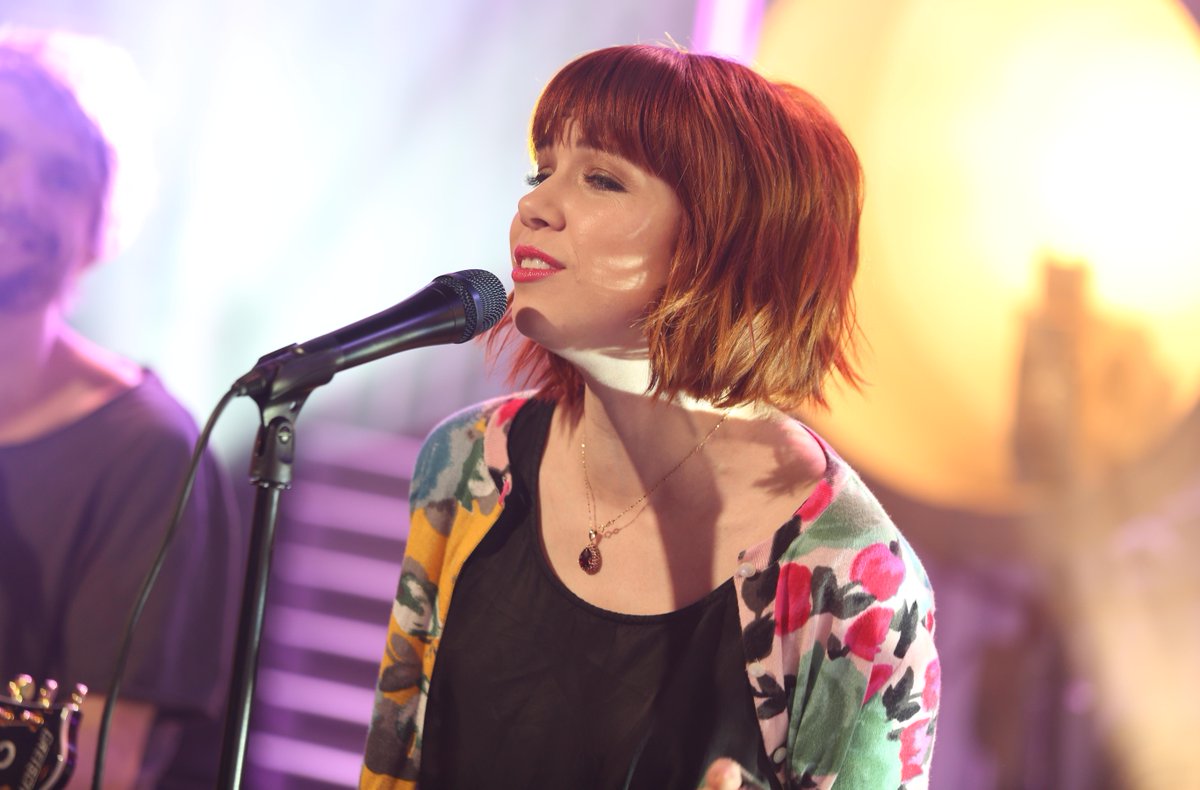 We LOVE @CarlyRaeJepsen's new album #Emotion! #TBT to when she came on #VH1Buzz --> on.vh1.com/1Qj7R8z