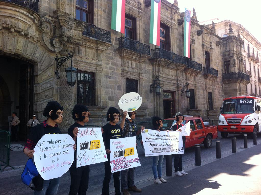 3MonosInforman's tweet photo. Los monos frente a palacio municipal Guadalajara con @ProyectoSigue @AIMexico y @SCMex  #IluminaElCamino #action2015 http://t.co/UKzQs3zNKg