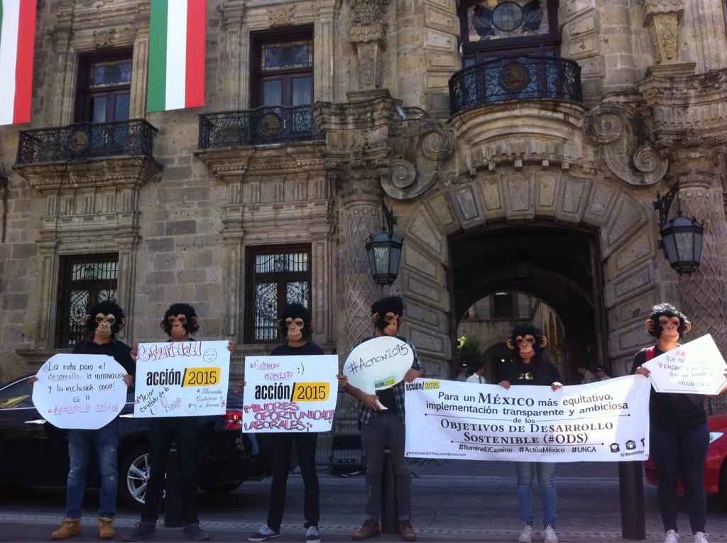 3MonosInforman's tweet photo. Los monos frente a palacio municipal Guadalajara con @ProyectoSigue @AIMexico y @SCMex  #IluminaElCamino #action2015 http://t.co/UKzQs3zNKg