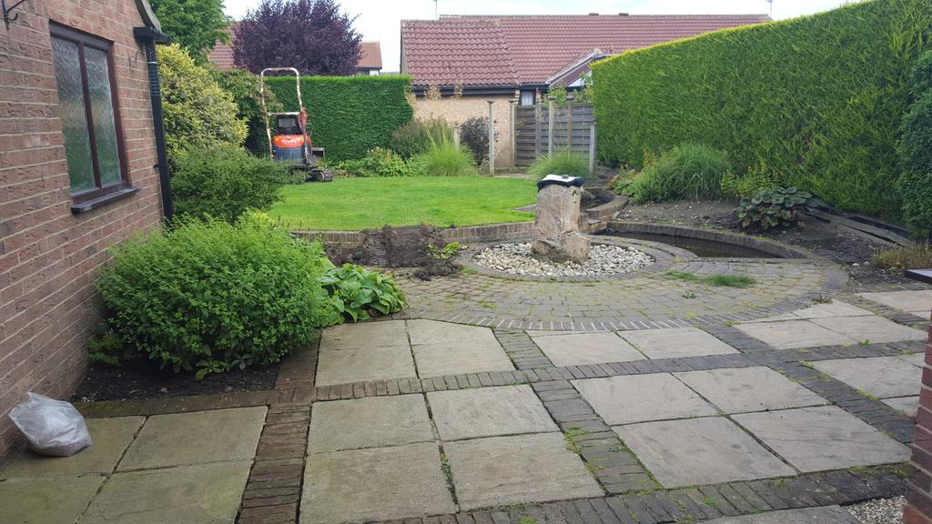 nigewade's tweet photo. Another one of the fabulous @GardensByLorna designs brought to life by the YGF team. #awardwinningpartnership🏆🏆🏆 http://t.co/d702hopFP2