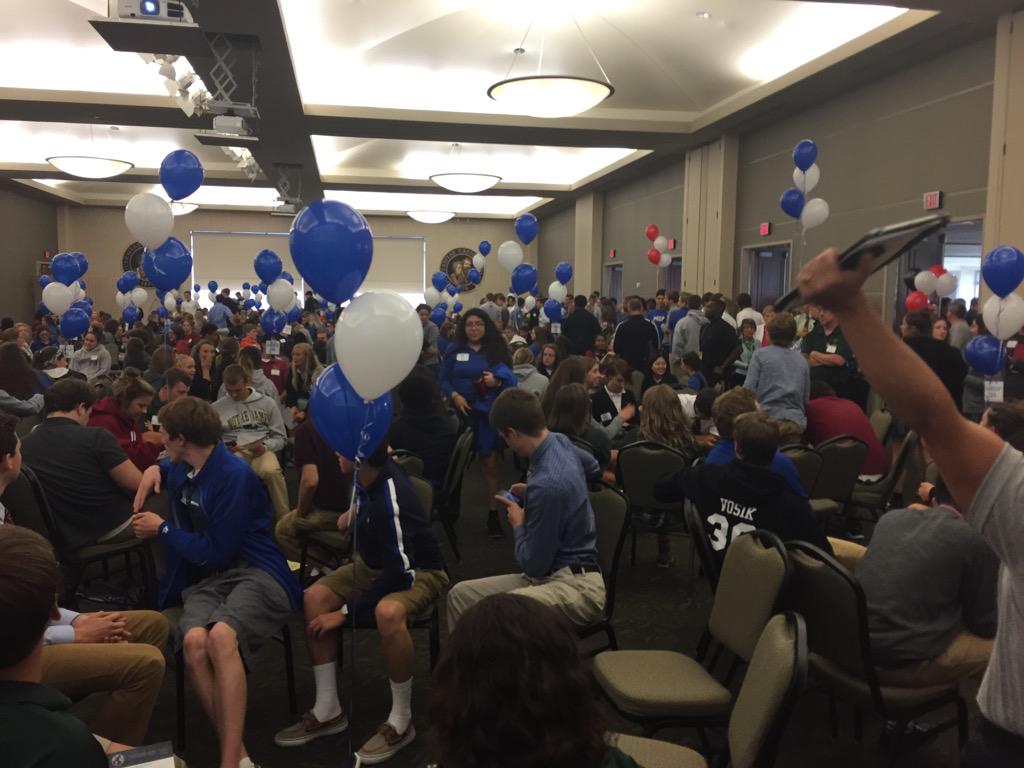 creighton_SCSJ's tweet photo. Fr. Renzo to Omaha Catholic hs students to go live inspiring @Pontifex message: "Now it is your turn!" #CUPopeWatch http://t.co/dlhGutjiYe