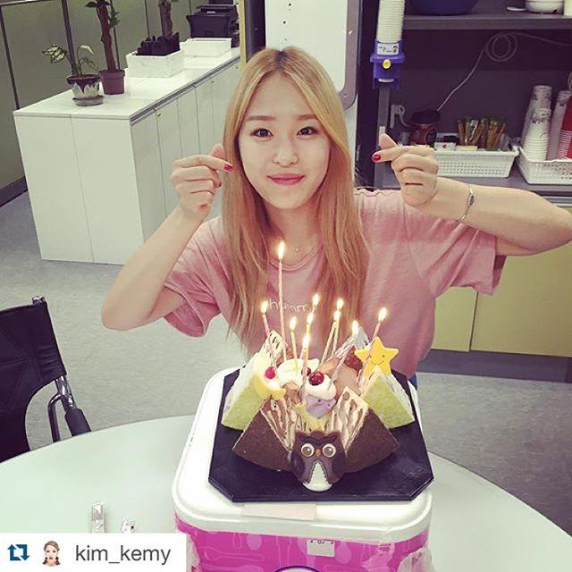 Akor_FR's tweet photo. [JIYOUNG IG] 150923 | " Un joyeux 19e anniversaire à notre maknae adoré Kemy. Toutes mes félicitations 🎉 @/kim_kemy" http://t.co/r65i7pzj7J