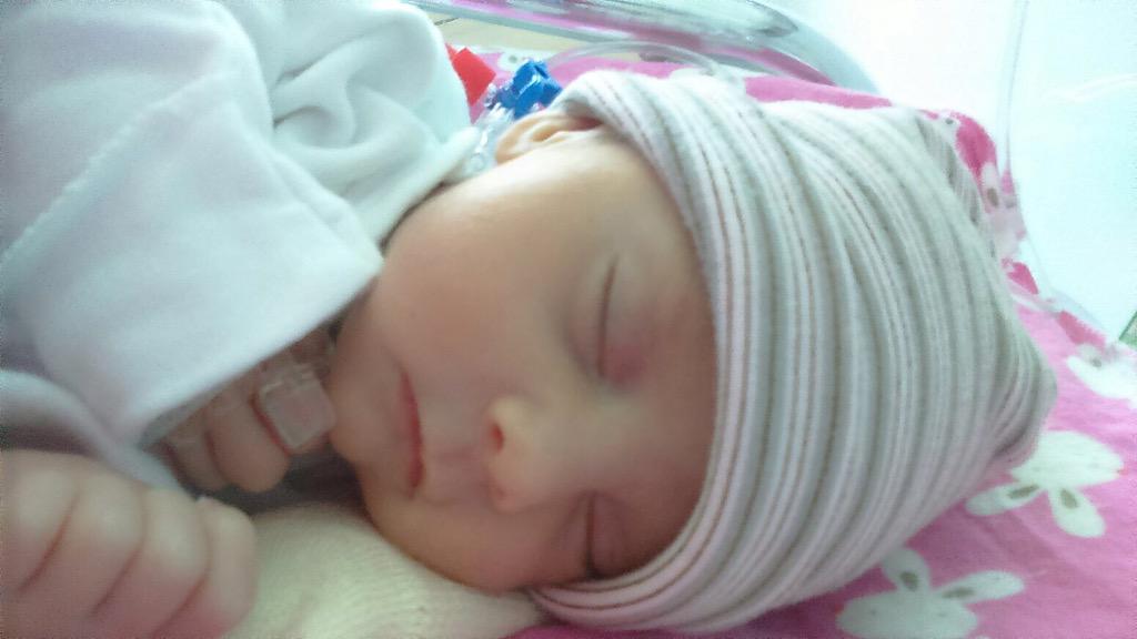 roromunoz's tweet photo. Mi princesa cumpliendo su primera gran meta, ha llegado a los 2 kgs. #mamiypapiteaman https://t.co/xvtIP65WuP