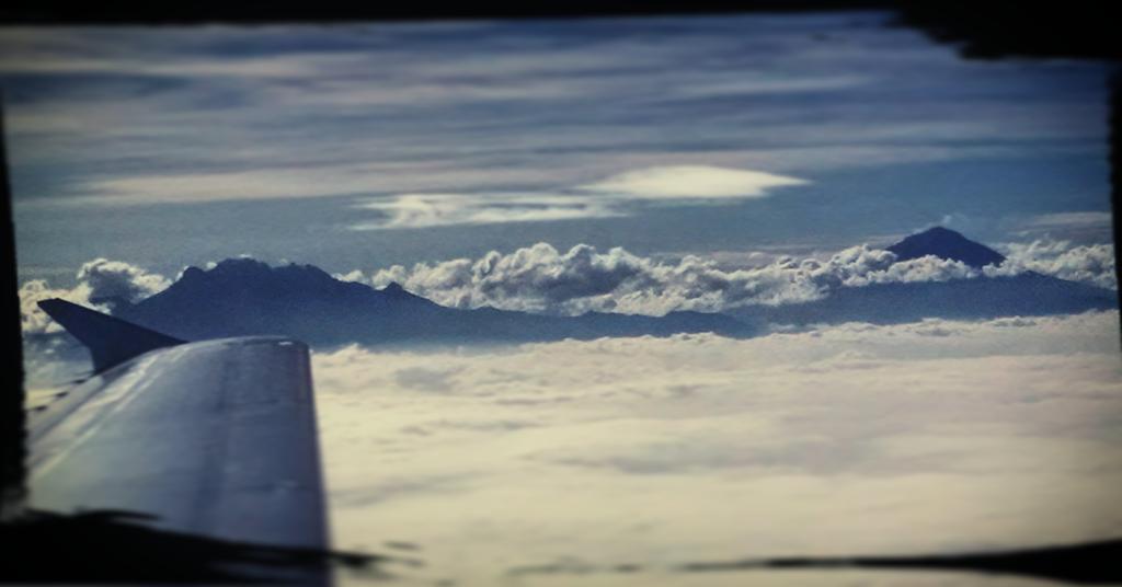Paco_Acosta_M's tweet photo. Desayuno dando un paseo por las nubes... Con una excelente compañía... #Popocatépetl &amp; # Iztaccíhuatl http://t.co/J7oB7KSE64