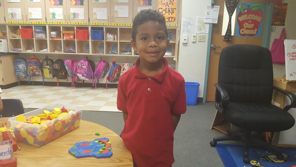 MrsMayberryPreK's tweet photo. He made an alien today! #KinderIsAwesome #FutureArchitect #FunWithPatternBlocks #SoSymmetrical #CentralisAwesome http://t.co/2sR0kN3DEv