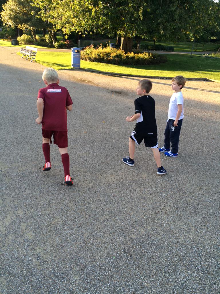 FutureStarsClub's tweet image. Great first session, well done kids see you all next week.