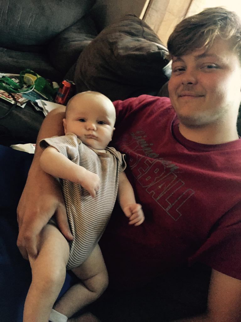 Hannahwalker_44's tweet photo. I wanna be at home right now 😩  with my babyy's. http://t.co/s1YxlEEQ76