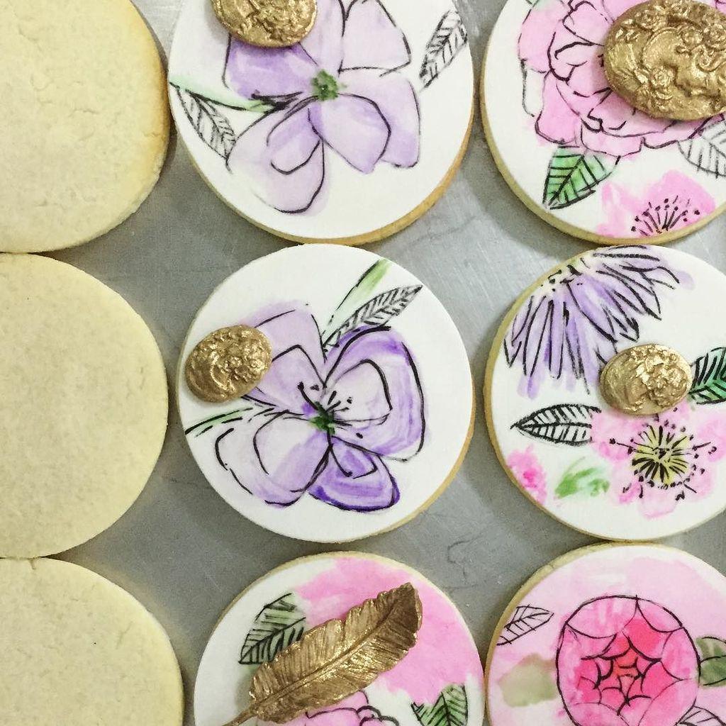 CynfullySweets's tweet photo. And then she kept them π #shebakes #watercolor #sugarcookies #bts #cynfullysweets #flowers #marieantoinette #werk #β¦ http://t.co/LKZ19lcZF8