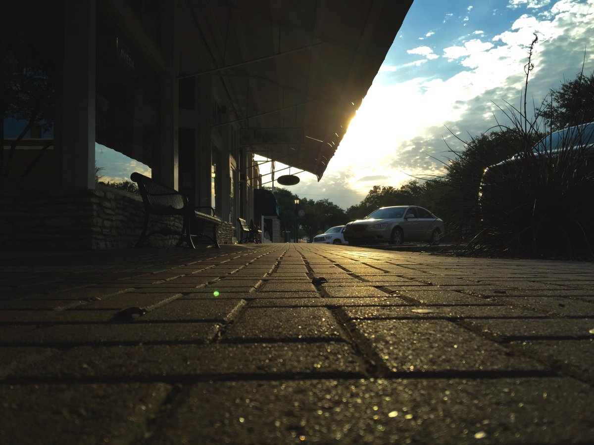 DowntownRRTX's tweet photo. Good morning, #RoundRock! http://t.co/lv7qVcLFoS