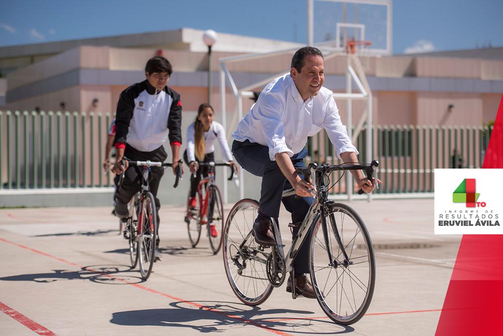 eruviel_avila's tweet photo. Trabajamos para recuperar más espacios públicos porque unen a las familias. #TeInvitoAPlaticar #4InformeEruviel http://t.co/U4wZIvl8e7