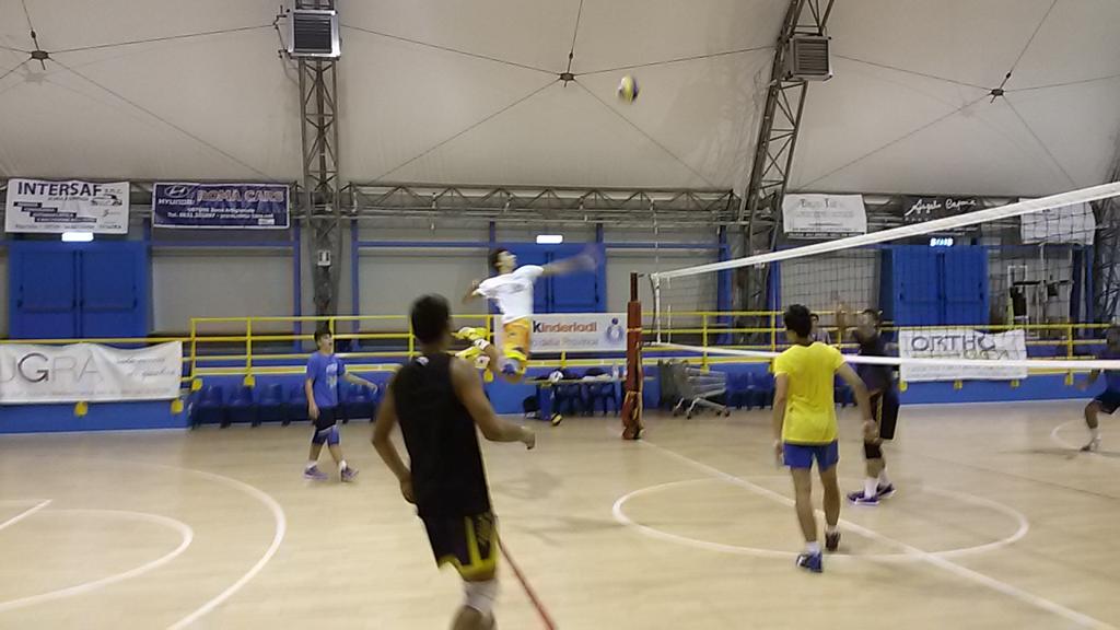 P2000Ostuni's tweet photo. #provaprendermi #pipe proseguono allenamenti al #PalaCeleste #volley #sport #Ostuni #Pallavolo2000Ostuni #CMVolley http://t.co/4TgNKHfH7l