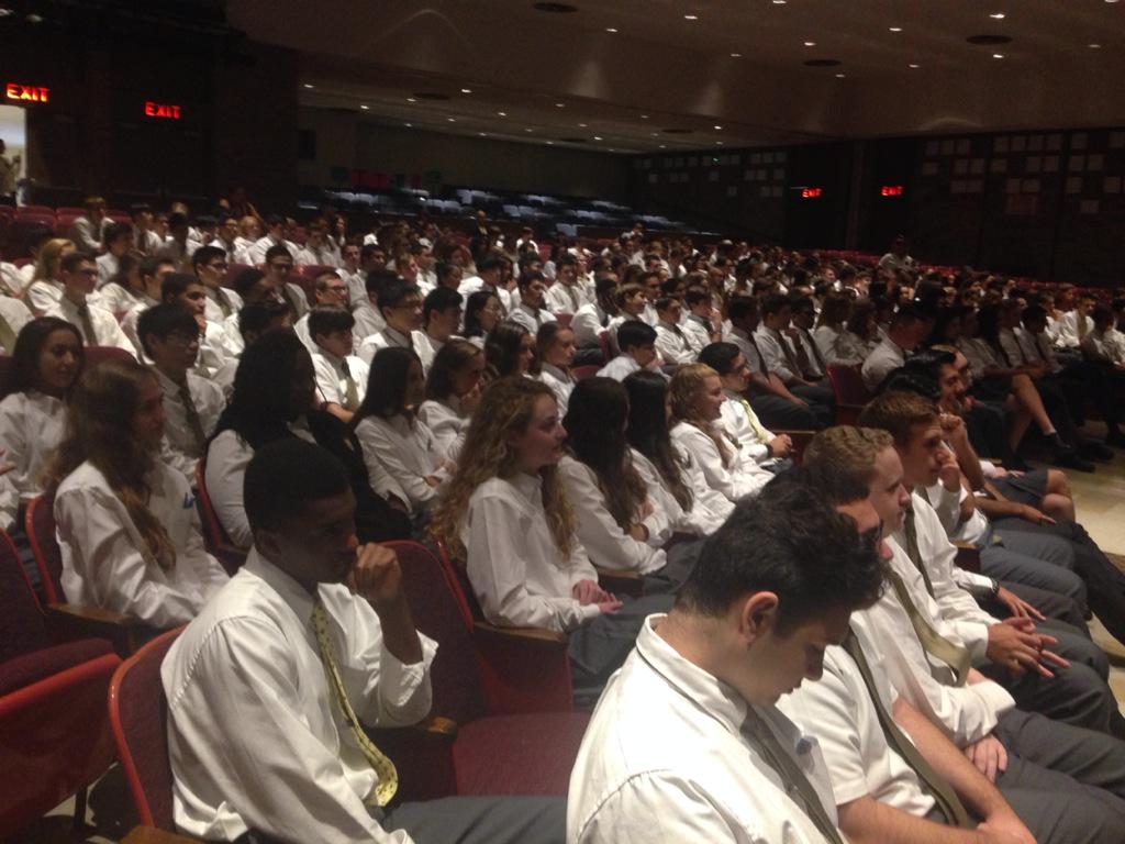 AVanAllenTV's tweet photo. Over 300 St. Anthony's High School students patiently awaiting #PopeFrancis's speech to congress @FiOS1News_LI http://t.co/X0SfzfKn9c