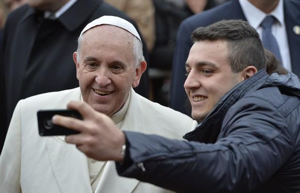jerrydoyle's tweet photo. OMG! Pope’s Visit Delays iPhone Deliveries #5WordBibleLessons Blessed are the Android users http://t.co/zmsI52VEFB http://t.co/qcN6iQ8oc8