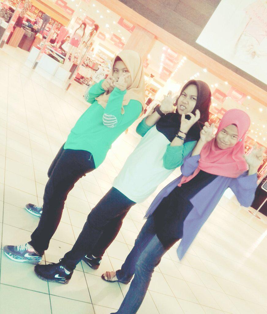 8OGOS_'s tweet photo. Acah acah.. candid, Polis Evo-Harimau Malaya-KL Gangster #ZizanBelangSofiJikan http://t.co/JDjmyaZc6K