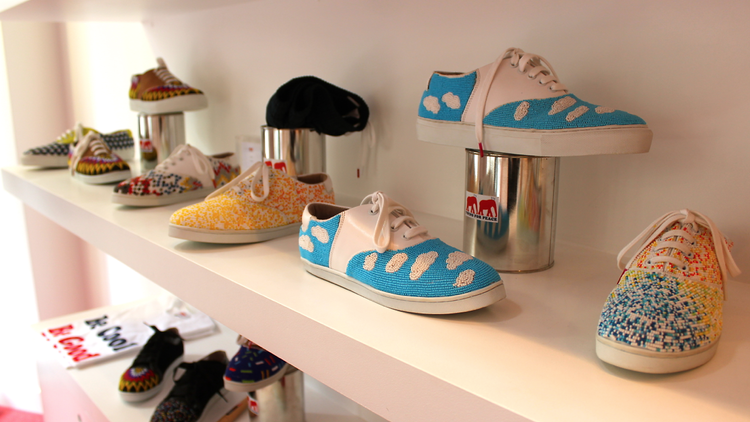 timeoutparis's tweet photo. "Twins for Peace", le temple des #sneakers faites maison ! #bouting #shopping #Paris http://t.co/5VSKHYWr9h http://t.co/oMvU2Llvqd
