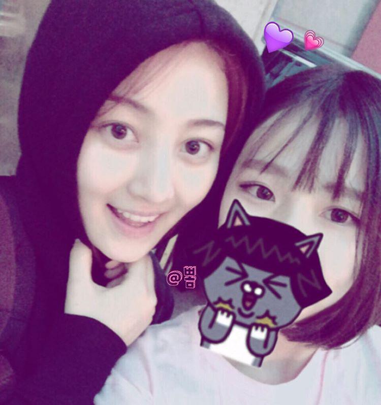 TEAM_TWICE's tweet photo. [PIC] 150922 &amp; 150923 #TWICE #Nayeon &amp; #Jihyo selcas with a fan (cr: manaxpomie on Instagram) http://t.co/7S7BADYOot