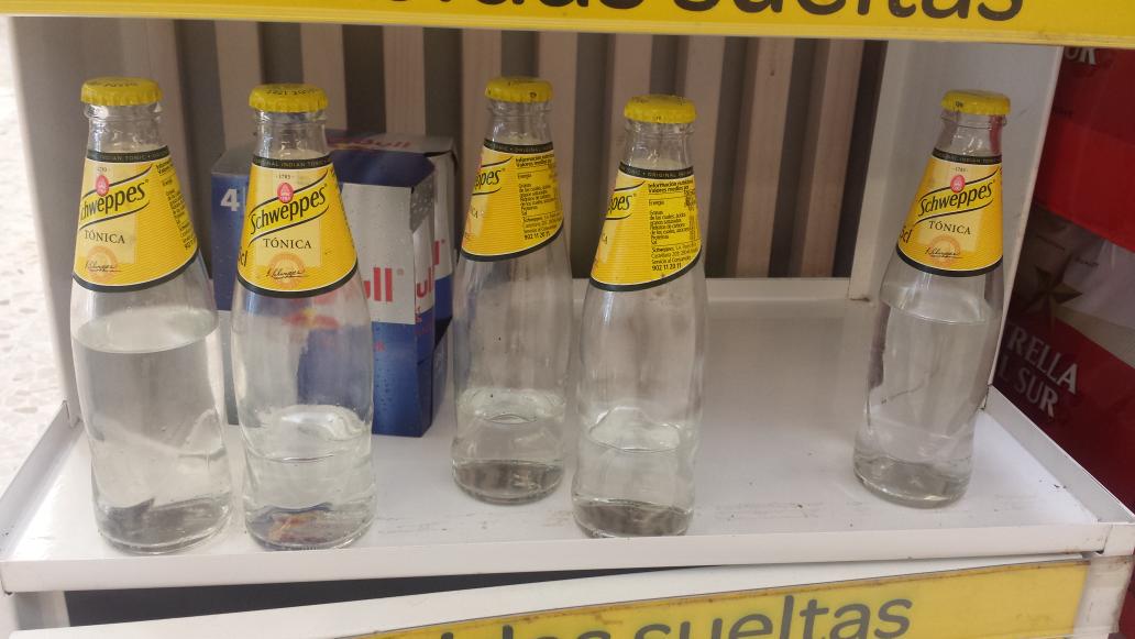 stefaniapm22's tweet photo. @CarrefourES Esto es vergonzoso que carrefur tenga una vitrina de tónica por la mitad o vacías en venta! Vergonzoso http://t.co/U0sgcdLNNi