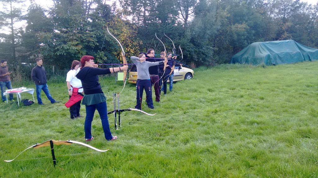 GreenSheffield's tweet photo. Afternoon @IDCMachSci archers under supervision from @HandyArcher #team http://t.co/TycSfutv3E