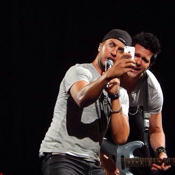 CaseeeyyLee's tweet photo. #TBT since @LukeBryanOnline will be in Raleigh this weekend..  #selfieswithmyphone #basicallyBFFs http://t.co/4bMLVBo7wa