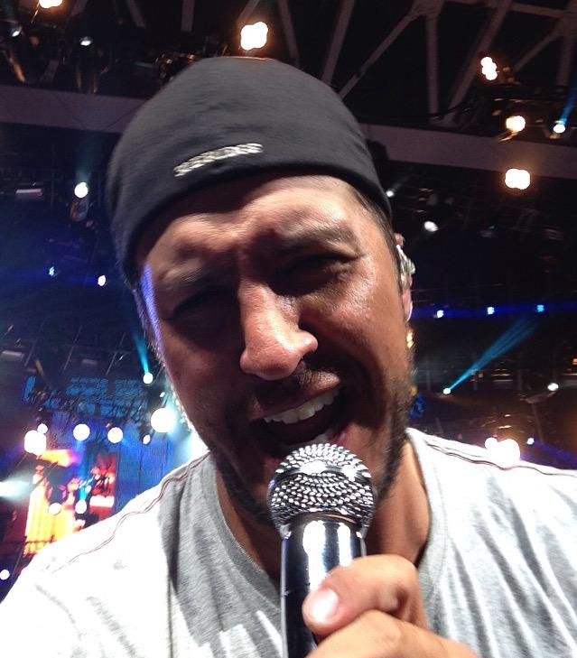 CaseeeyyLee's tweet photo. #TBT since @LukeBryanOnline will be in Raleigh this weekend..  #selfieswithmyphone #basicallyBFFs http://t.co/4bMLVBo7wa
