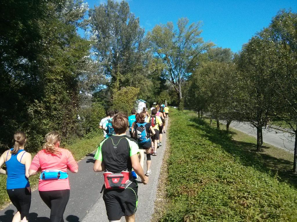 AlvaroRobledano's tweet photo. La universidad en Grenoble ofrece asignatura de deporte...hoy 100 personas para hacer los grupos de #trail. Bru-tal http://t.co/jCAulmRFu8