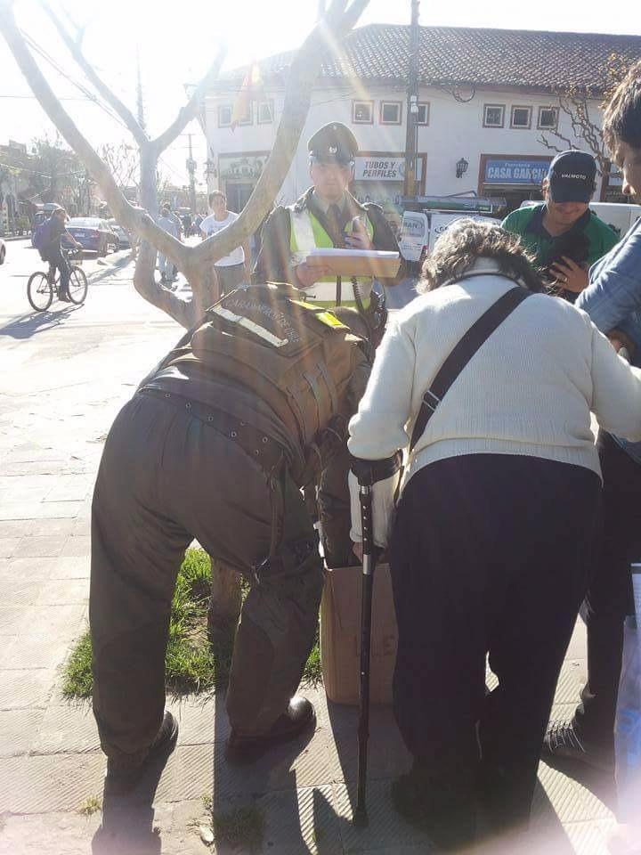 Carabdechile's tweet photo. San Vicente: Carabineros encontró 7 cachorros abandonados y se instaló en la plaza hasta darlos en adopción http://t.co/tPsq0OIQN7