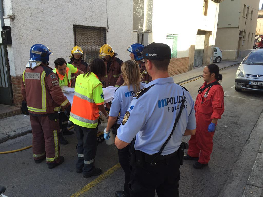 tramuntana_tv's tweet photo. Els serveis sanitaris s'emporten la noua ferida en saltar d'un primer pis calçada de Tapis per incendi ja controlat http://t.co/VMMx3FKAJy