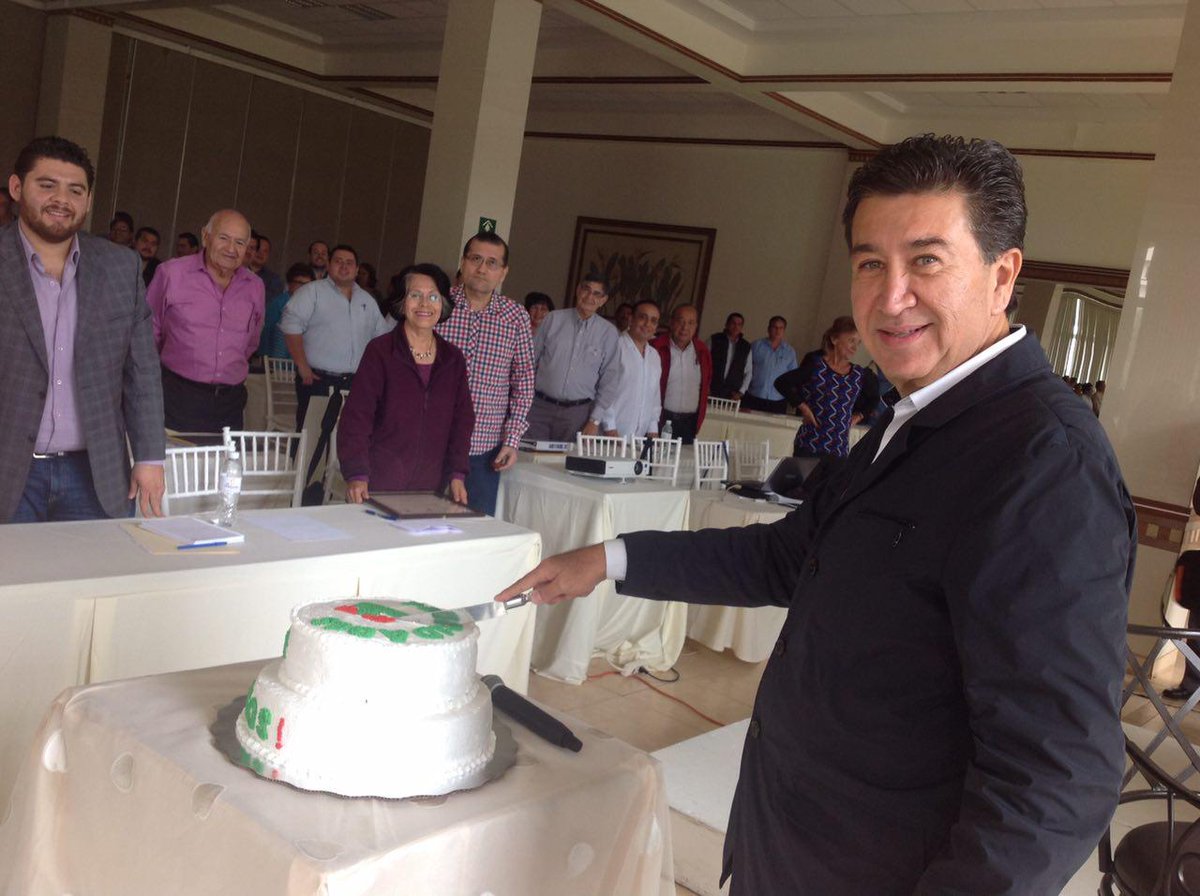 HectorYunes's tweet photo. Recibir el cariño y afecto de los amigos me emociona y motiva, gracias por celebrarme anticipadamente mi cumpleaños. http://t.co/tND1iPWnux
