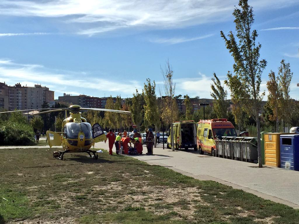 tramuntana_tv's tweet photo. La noia ferida serà traslladada en helicòpter per a ser atesa @GU_Figueres http://t.co/C5x4ZZ1U93