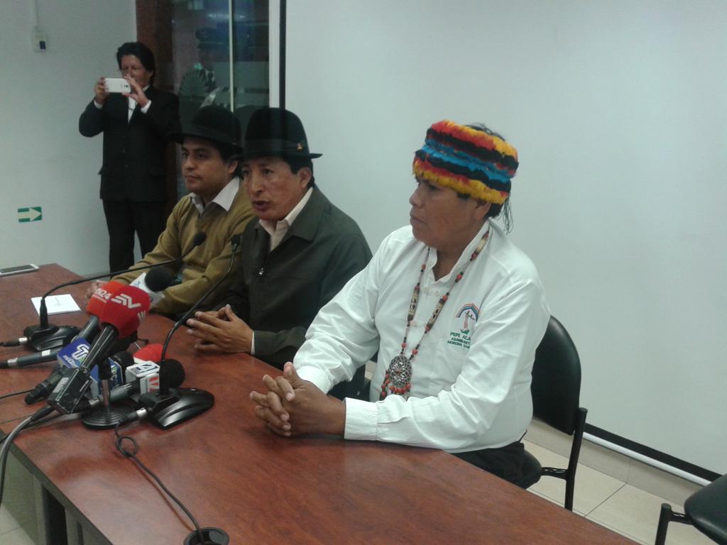 lahoraecuador's tweet photo. RT @constante_r: Bloque de Pachakutik se solidariza con Lourdes Tibán tras agresión de ayer  http://t.co/vDR0sa3kZM