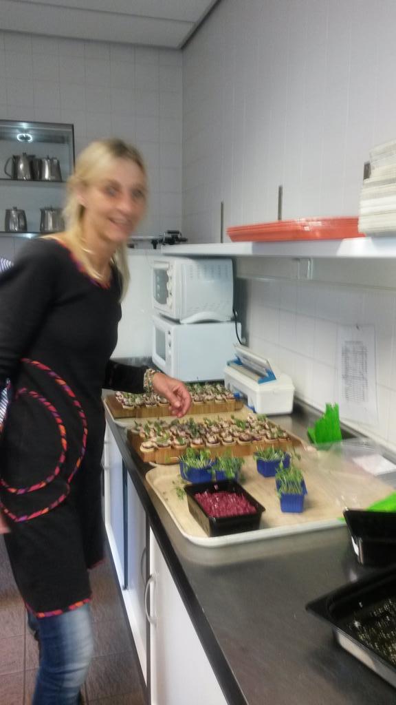Stadstuindiner in voorbereiding. Thyra vd Veer van <a href="/GroeikrachtenCo/">Groeikracht&Co</a> is bezig met de amuses. Dank aan <a href="/Semsleeuwarden/">Sems</a>.