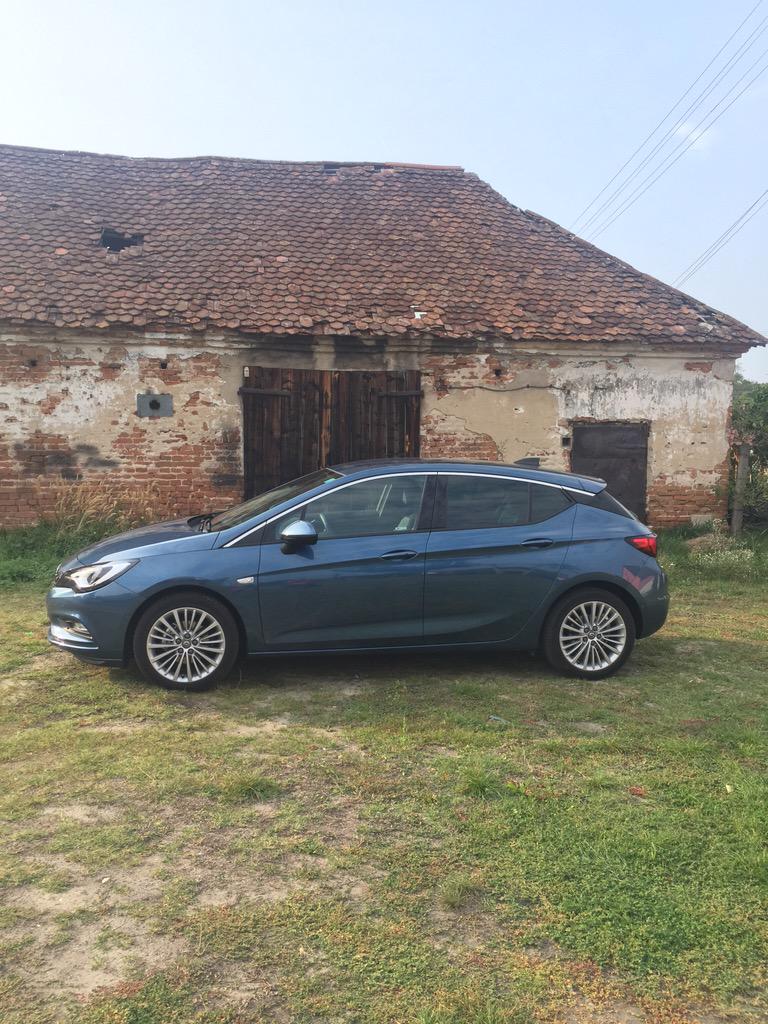 Automening's tweet image. Muisstille 3-cilinder, topcomfort en een fraaie afwerking. Nieuwe Opel Astra vol plezierige verrassingen.