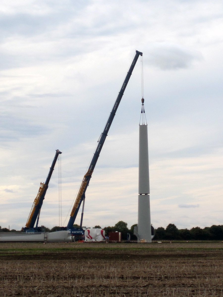 Our first windmill of 9 going up at Dalby today :) More info here: socsi.in/ztwbi