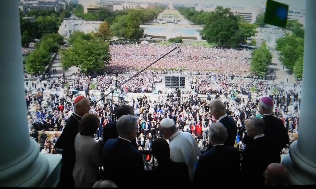 fetv05's tweet photo. El Papa Francisco se dirige y bendice al pueblo tras su salida del Congreso #PopeinDC http://t.co/VGMktIbOHS