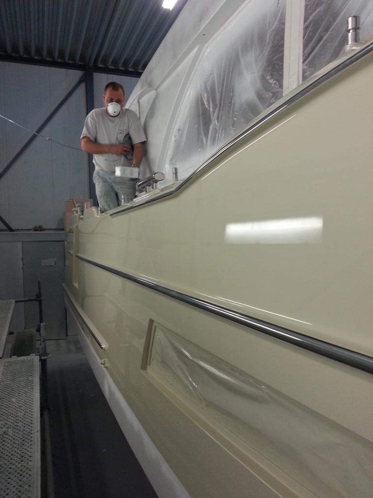jachtpainting's tweet photo. Romp van de Elegance 1200 in de topcoat Moon Dust.#alexseal. @DeBoarnstream.@AlexsealPaint  @jachtpainting http://t.co/DpVpDKu4Bk