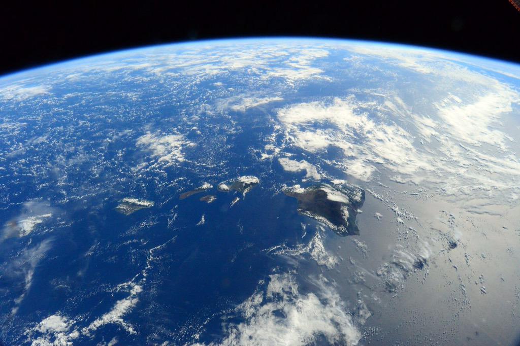 astro_kjell's tweet photo. #tbt  One of my first photos from the cupola over 60 days ago. Has it really been that long? Aloha #Hawaii! http://t.co/dTfUaoxAuq