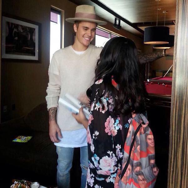 ibieberthought's tweet photo. I want Justin to look at me like that #EMABiggestFansJustinBieber http://t.co/OUqKdpVTJr