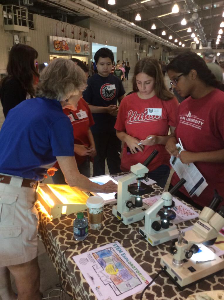 TulsaUnionSTEM's tweet photo. Zoology! #SE2015 #STEMExploratorium #PoweredByFlightNight @TulsaZoo http://t.co/VJYZQWMXSH