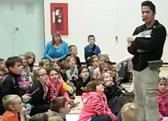 4kWestview's tweet photo. Earth Rangers + Animal Ambassadors @WestviewFMPSD Today. Welcome Maverick Kestrel &amp; Hugo the Skunk. http://t.co/xZJAM9YthL