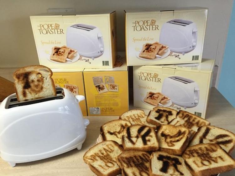 _javiercardenas's tweet photo. Hoy va de tostadas!! Atención a las tostadas con la cara del Papa!!! La compraríais? Dan más medito que otra cosa.. http://t.co/WZIonHluKj
