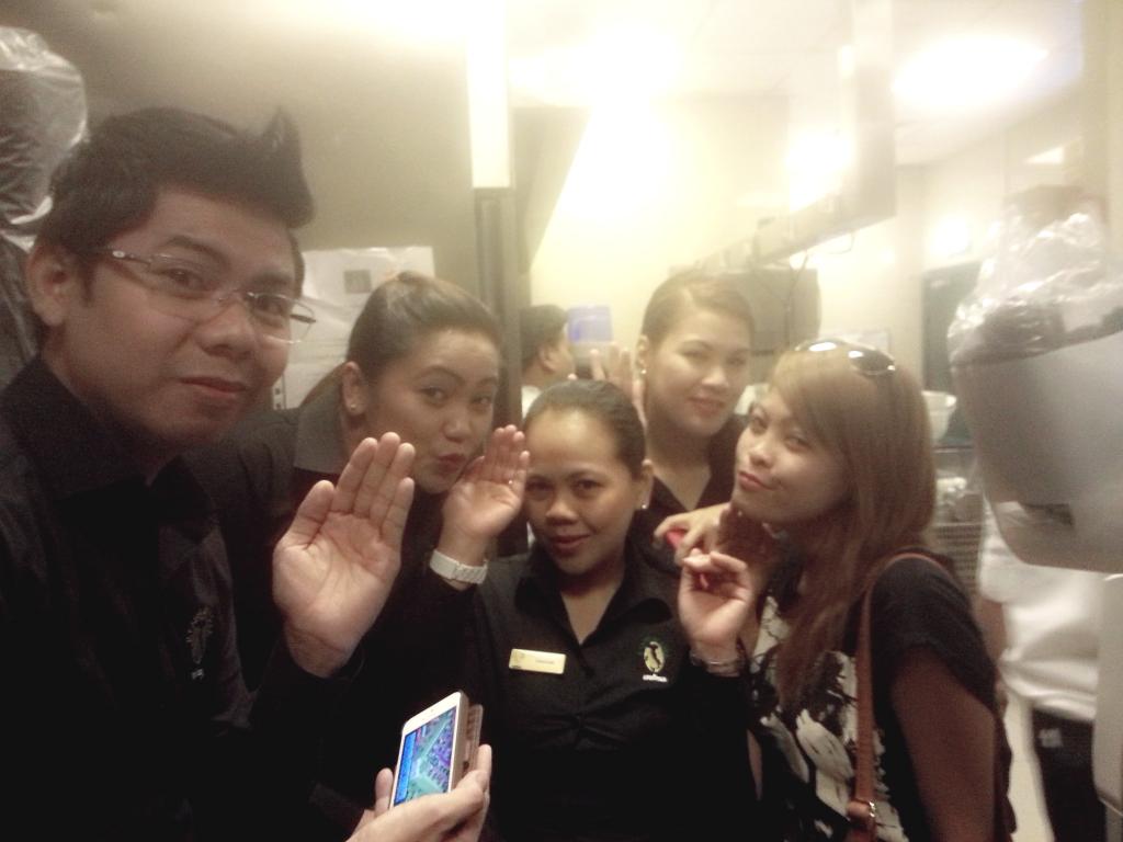 aithync1418's tweet photo. #ALDUBOurMissionisLove .. #mainedcm pa bebe wave with my friends (dubaifam) http://t.co/MIQauwnLIo