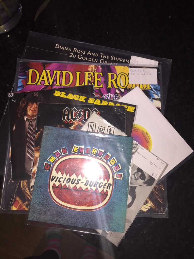 NotSoThin_Lizzy's tweet photo. @_sounditout Everything sounds better on vinyl. 😃🎸👍🏻 #TopDelivery #HappyEars http://t.co/wUWrvPLtGV
