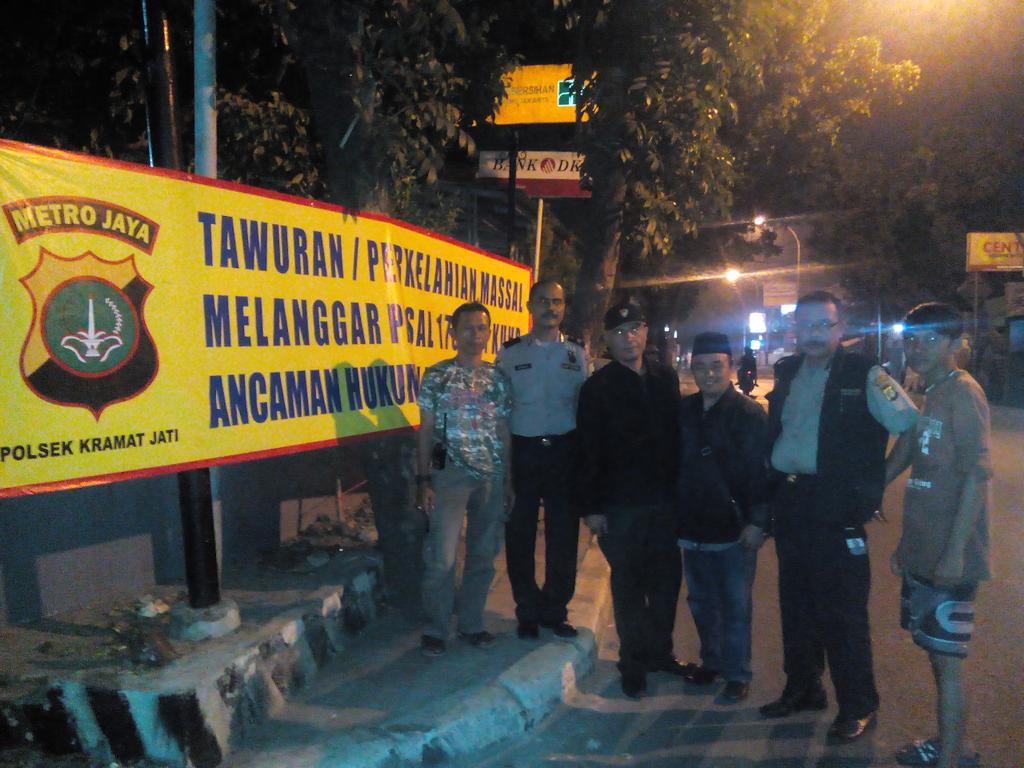 TMCPoldaMetro's tweet photo. Tawuran/Perkelahian massal melanggar Pasal 170 351 KUHP, ancaman Hukuman Penjara 12 Tahun. @kramatjati_75 http://t.co/GQIlLfbrZG