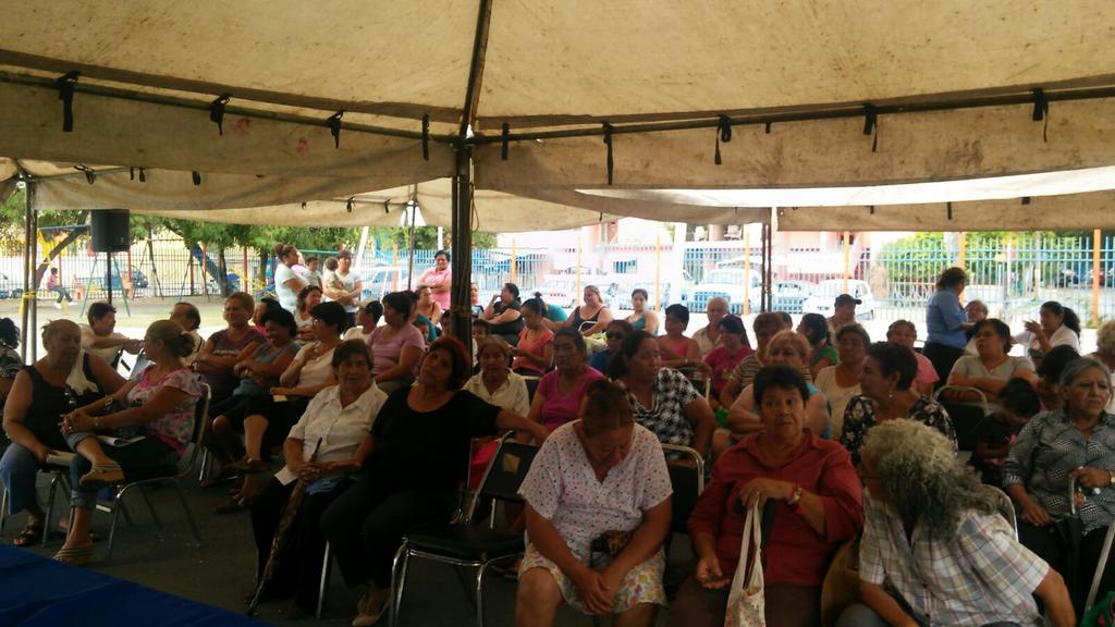 omar_perez78's tweet photo. Pláticas de Prevención Familiar PREVESAN, Col Const de Qro 3°er Sec @PedroSalgado_A @jorgefgarza @PREVESAN @Cicmty http://t.co/yit6j0rFnm