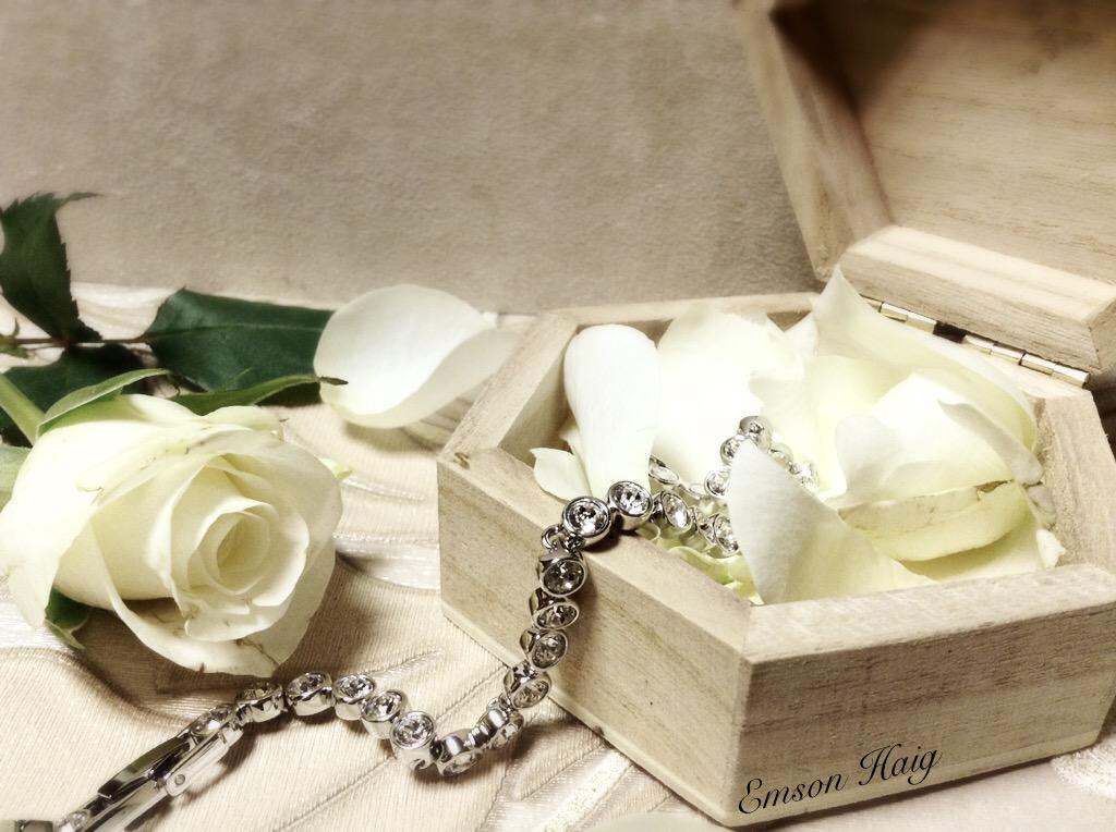 Elegant and minimalistic, yet this <a href="/swarovski/">swarovski</a> Tennis Bracelet speaks volumes ! Available in three colours ⚪️🔶🔱