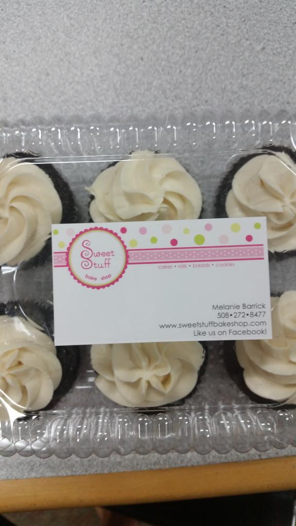 MrsSejkora's tweet photo. This treat from mom of one of last year's students....so thoughtful of her to give our team these cupcakes today! :) http://t.co/dbbDUTCCw9