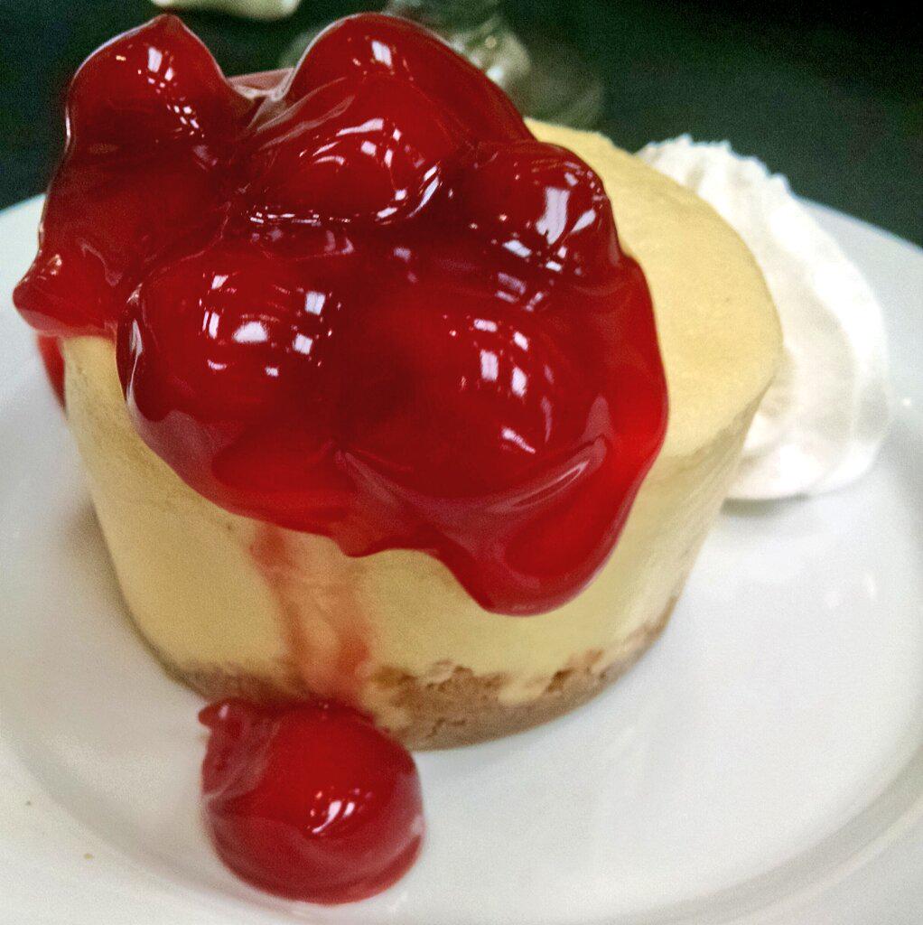 MsSnowNoMo's tweet photo. Annual Business Luncheon.... 'Nuff said. 😍🙌🍰🍮🍴 #NSLHA15 @unonsslha http://t.co/hr4ClW8zzE
