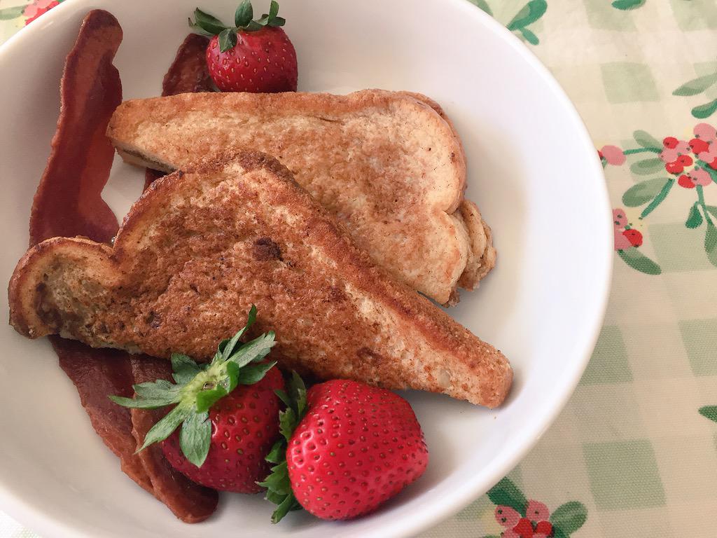 LuxuryPRGal's tweet photo. Breakfast never looked or tasted so good. @eatpaleta Almond Butter &amp; Strawberry Jam French Toast with Turkey Bacon http://t.co/CPifJcUbqu