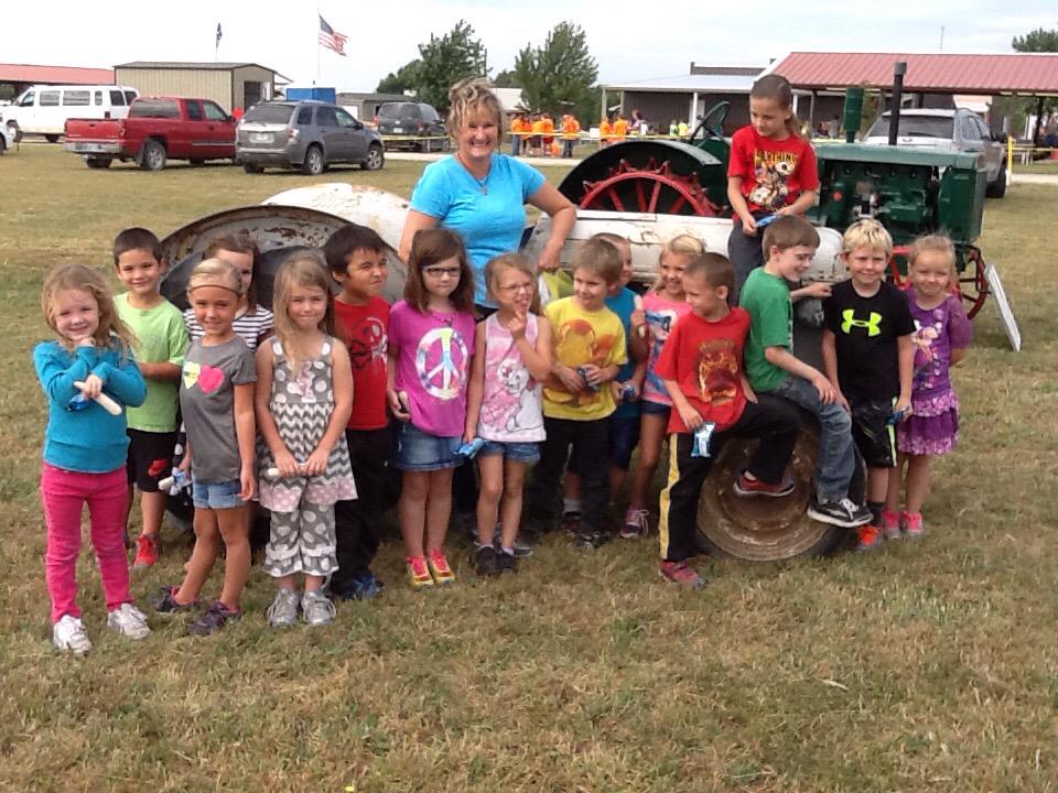 LeanneGithens's tweet photo. Kg students at Old Iron Days! We had bushels of fun learning about the old days. @FredoniaLES #OldIronDays http://t.co/bkYObygJQn